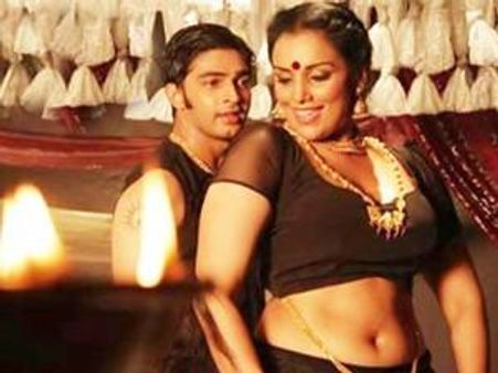 രതിനിര്‍വേദം കോടതിയില്‍; മേനകക്കെതിരെ പരാതി