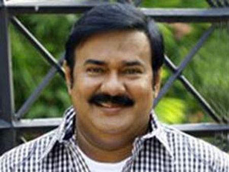 ത്രിമൂര്‍ത്തികളുടെ കളി മണിയന്‍ പിള്ളയോടോ?