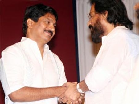 വേണുഗോപാല്‍ ഉന്നമിടുന്നതും യേശുദാസിനെ