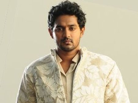 സൂപ്പര്‍താരപദവിയില്‍ കണ്ണുനട്ട് ആസിഫ് കളത്തില്‍