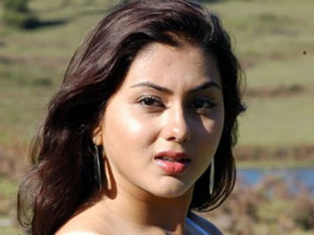 നമിതയും പ്രണയത്തില്‍ വീണു?