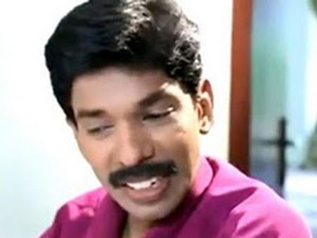 പണ്ഡിറ്റിന് ചെരിപ്പുമാല; ആരാധകര്‍ പെരുമാറി വിട്ടു