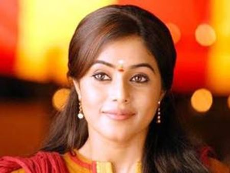 ചട്ടക്കാരി ഷംന തന്നെ