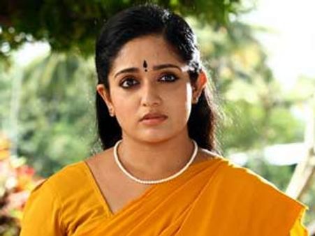 സൂപ്പറുകള്‍ വിലക്കി;കാവ്യ ഒഴിഞ്ഞുമാറി