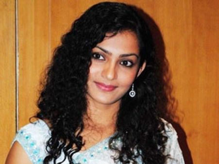 പാര്‍വ്വതി ക്യാമറയുടെ പിന്നിലേയ്ക്ക്