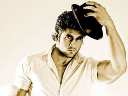 ക്രിക്കറ്റ് കളിച്ചു നേടാം ബോളിവുഡ് ടിക്കറ്റ്