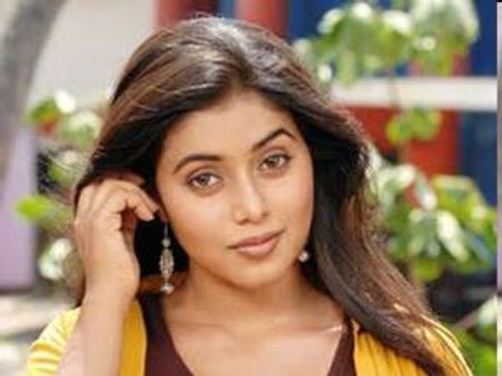 ഷംന കാസിം ശ്വേതയ്ക്ക് പാരയാവും?