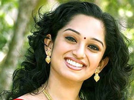 ഇന്ദുതമ്പിയെ കോളിവുഡ് വിളിക്കുന്നു