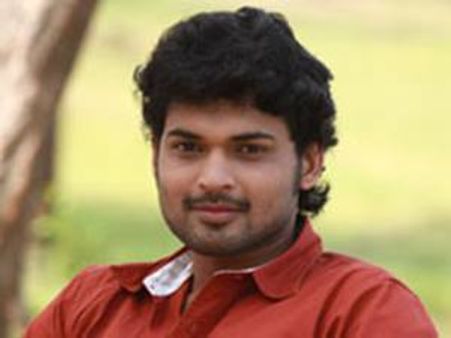 ബാംഗിള്‍സിലൂടെ അജ്മല്‍ വീണ്ടും മലയാളത്തില്‍