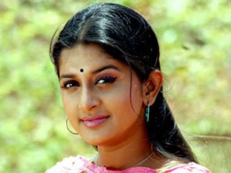 കാമുകനുമൊത്ത് മീര ജനങ്ങളുടെ മുന്നിലേക്ക്