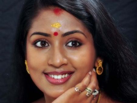 വീട്ടിലിരിയ്ക്കാതെ നവ്യ വീണ്ടും സീനില്‍