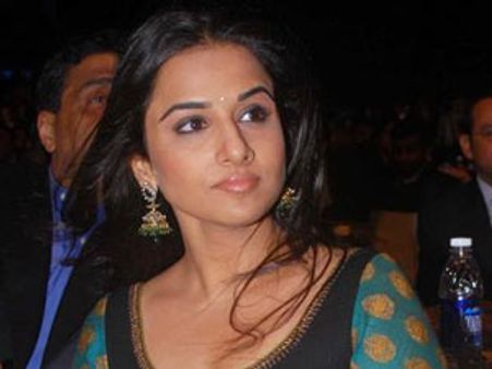 മല്ലിക ഔട്ട് വിദ്യ ഇന്‍