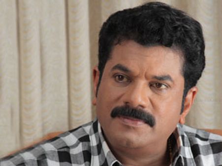 ശ്രീനി കറുത്തത് കാരവാന്‍ ഇല്ലാത്തതിനാല്‍ മുകേഷ്
