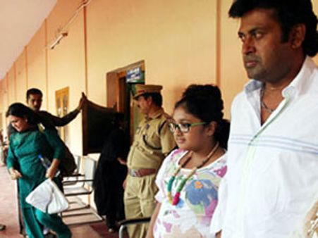 ഉര്‍വശിക്ക് തിരിച്ചടി; കുഞ്ഞാറ്റ മനോജിനൊപ്പം