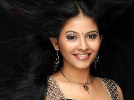 അങ്ങാടിത്തെരു നായികയും സംവിധായകനും തമ്മില്‍?