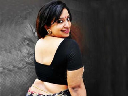 മേനിപ്രദര്‍ശനവുമായി സോന നായര്‍