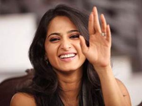 അനുഷ്‌ക്ക പട്ടിയുടെ കടി ചോദിച്ചു മേടിച്ചു