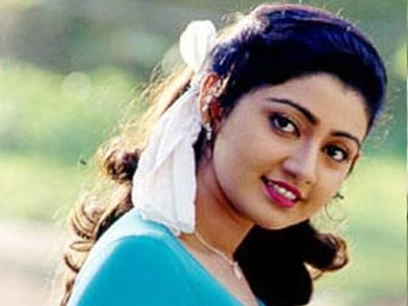 ദിവ്യ ഉണ്ണി മടങ്ങിയെത്തുന്നു