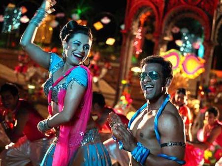 നവരാത്രിയ്ക്ക് പൃഥ്വിയുടെ ഡേര്‍ട്ടി ഡാന്‍സ്...