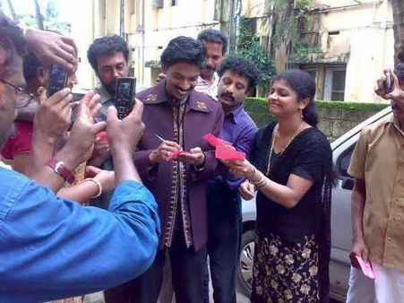 അടി കിട്ടിയിട്ടില്ല, ചിത്രം വ്യാജമെന്ന് പണ്ഡിറ്റ്