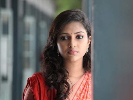 ഇരുപത്തിയൊന്നിന് അഴകുചാര്‍ത്തി അമല