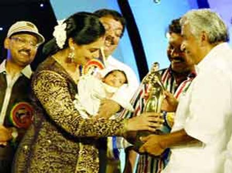 കൈക്കുഞ്ഞുമായി ശ്വേത വേദിയില്‍