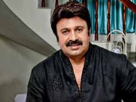 നടന്‍ സിദ്ദിഖ് സഞ്ചരിച്ച കാര്‍ മറിഞ്ഞു