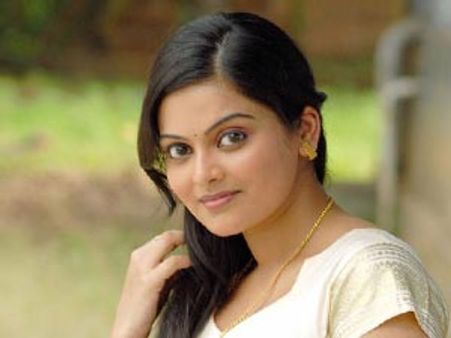 കമ്മത്തിനെ കിട്ടി; വിഷ്ണുപ്രിയ തുടരും