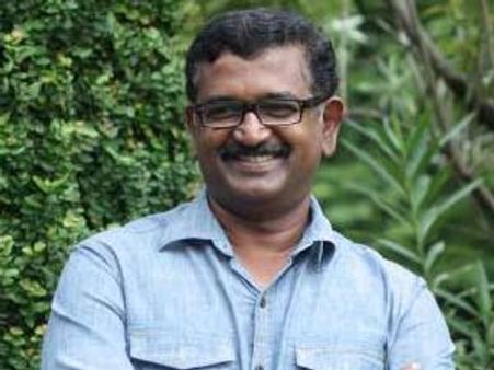 പ്രസവം കാണിച്ച് ആളെ കൂട്ടേണ്ട ഗതികേടില്ല ബ്ലെസി