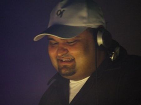 തടിയന്‍ ശേഖര്‍ മേനോന്‍ കൈയടി നേടുന്നു