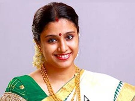 വീട്ടുകാര്യങ്ങള്‍ ഒതുക്കി സംയുക്ത വരുന്നു