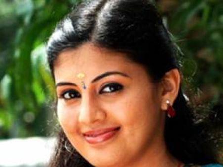 നിമിഷ തമിഴിലേക്ക്
