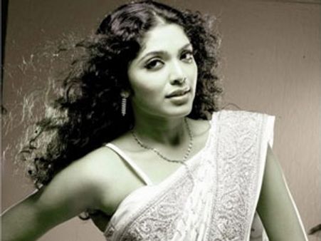 'എസ്‌കേപ്പ് ഫ്രം ഉഗാണ്ട'യില് റിമയുടെ സ്റ്റണ്ട്