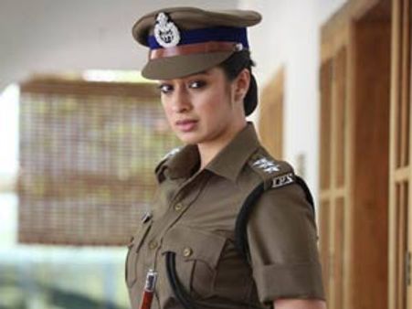 കാക്കിയിട്ട് വില്ലന്മാരെ തല്ലല്‍ രസം: ലക്ഷ്മി റായ്