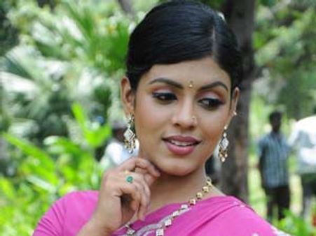 80കളെ അനുസ്മരിപ്പിക്കുന്ന ഗാനത്തില്‍ ഇനിയ