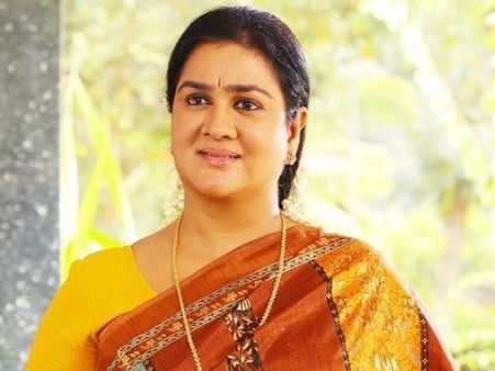 ഉര്‍വ്വശി വരുന്നൂ ബസ് കണ്ടക്ടറായി