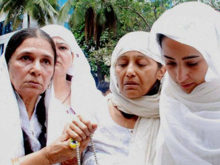 ജിയയുടെ കുടുംബത്തെ ബോളിവുഡ് ഭീഷണിപ്പെടുത്തുന്നു?