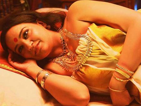 അയാളിലൂടെ ലെനയും ബോള്‍ഡ് ആകുന്നു