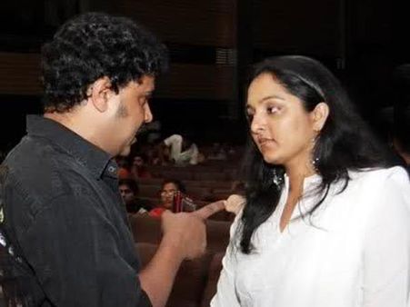 ദിലീപും മഞ്ജുവും ആളെ പറ്റിയ്ക്കുകയാണോ?