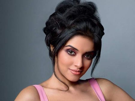 ലിവിങ് ടുഗതറില്‍ താല്‍പര്യമില്ല: അസിന്‍