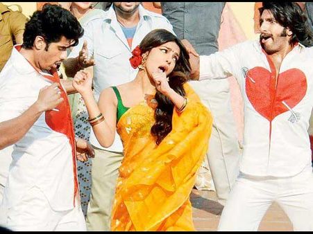 പ്രിയങ്കയുടെ കാബറെ ഡാന്‍സ്