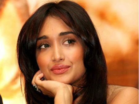 മരിയ്ക്കുന്നതിന് തൊട്ട്മുന്‍പ് ജിയാഖാന്‍മദ്യപിച്ചു