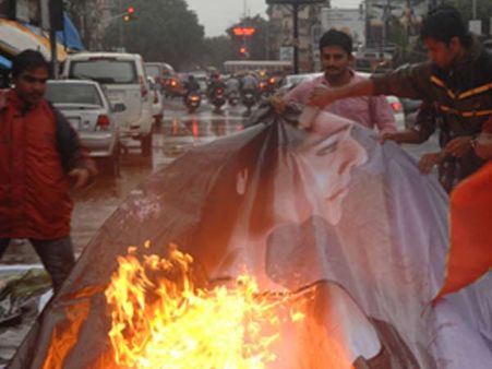 പൂനം പാണ്ഡെയുടെ പോസ്റ്ററുകള്‍ കത്തിച്ചു