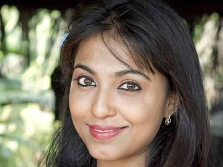 ഭാര്യ വേഷങ്ങളില്‍ തിളങ്ങാന്‍ പാര്‍വ്വതി നായര്‍