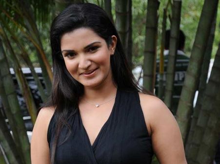 വണ്‍ ബൈ ടുവില്‍ ഹണി റോസ് ഡോക്ടര്‍