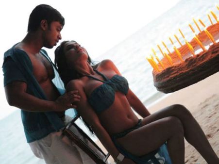 സില്‍ക്ക് മഗാ; വീണ മാലിക്കിന്റെ ശരീരം മാത്രം