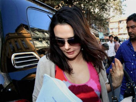 പ്രീതി സിന്റക്ക് ജാമ്യമില്ലാ വാറണ്ട്