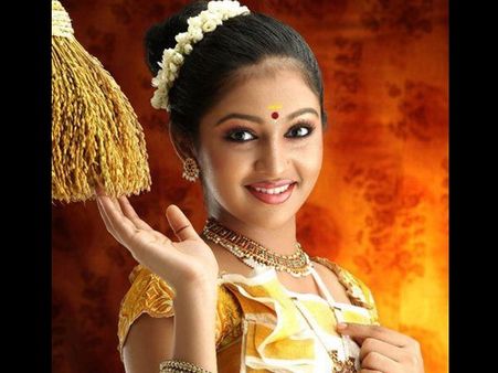 കേരള സാരിയില്‍ സുന്ദരിമാരായി നടിമാര്‍