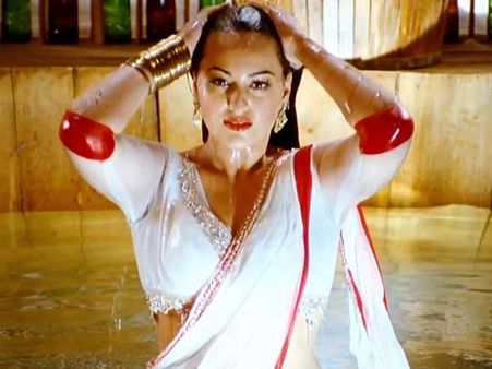 നനഞ്ഞ സാരിയുമായി സോനാക്ഷിയുടെ ഐറ്റം ഡാന്‍സ്