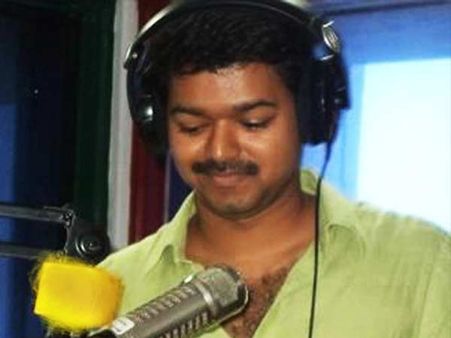 ജില്ലയ്ക്കുവേണ്ടി ഇളയദളപതി പാടി